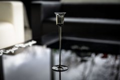 Sivý sklenený svietnik – jemná atmosféra domova