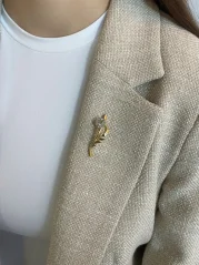 Pozlátená kvetinová brošňa s českým krištáľom Preciosa, Krystal