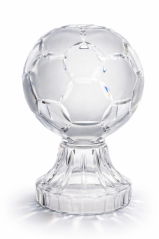 Sklenená futbalová lopta, 22,5 cm – symbol víťazstva a prestíže.