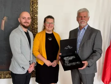 Prezident Petr Pavel přijal od Royal Crystal dar v podobě křišťálové pistole