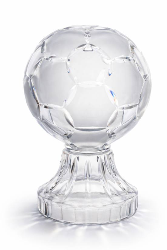 Sklenená futbalová lopta, 22,5 cm – symbol víťazstva a prestíže.