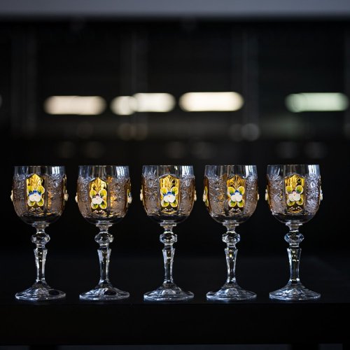 Ručně broušené sklenice na víno se zlatem a malbou, ROYAL CRYSTAL 5 ks (neúplné a poškozené balení)