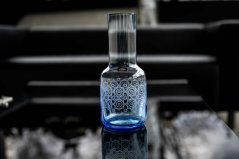 Skleněná váza Cosmopolitan 26 cm – modrý akcent pro váš interiér