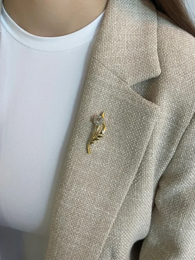 Pozlátená kvetinová brošňa s českým krištáľom Preciosa, Krystal